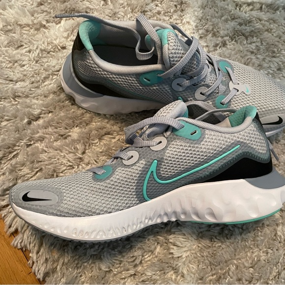 Size 8.5 Nike Tennis Shoes - Picture 3 of 4